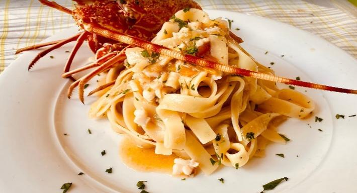 Fettuccine con un'aragosta intera adagiata sopra