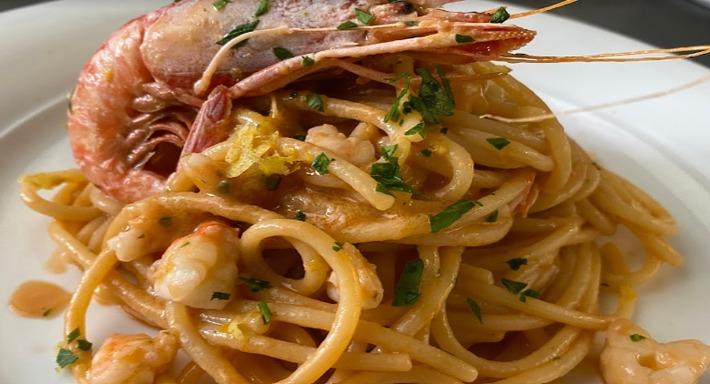 Spaghetti con un gambero rosso intero