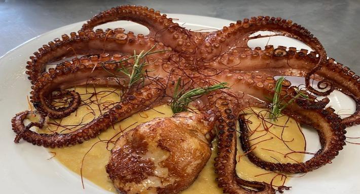Un polpo intero al piatto, con rosmarino e pistilli di zafferano