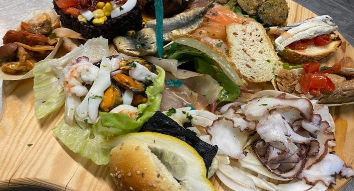 Tagliere di antipasti di mare: crudi, cozze, gamberi, alici marinate e bruschette